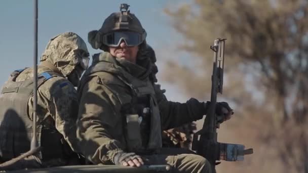 Żołnierz Mundurze Bronią Automatyczną Wojskowym Kamuflażu — Wideo stockowe