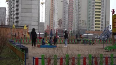 Kyiv 'in sol kıyısındaki yoğun nüfuslu bir yerleşim bölgesinde evler.