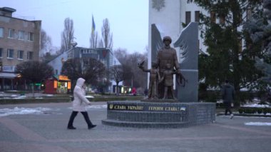 Kyiv yakınlarındaki Brovary kasabasında Ukrayna 'nın Koruyucusu Anıtı