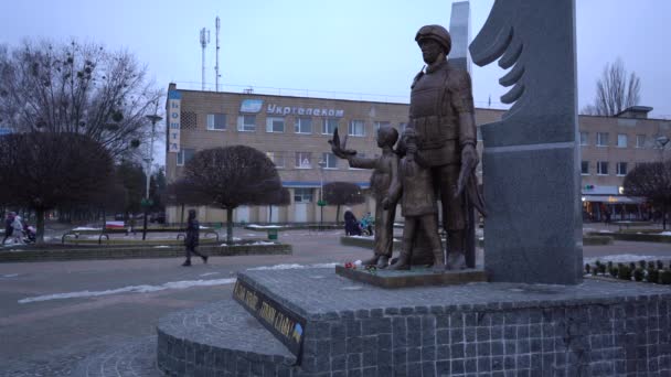 Памятник Защитнику Украины Городе Бровары Киевом — стоковое видео