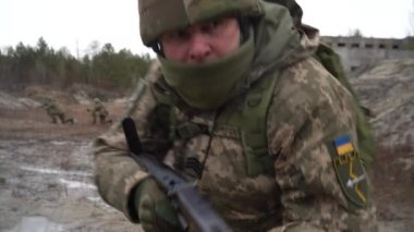 Ukrayna: Ukrayna Yedek Birlikleri Kampı. Rus işgali durumunda eğitim. Kyiv, Ukrayna, 12 Mart 2022