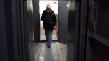 Kiev, Ukrayna 2022: Rus saldırısı durumunda insanları saklamak için bir sığınak 