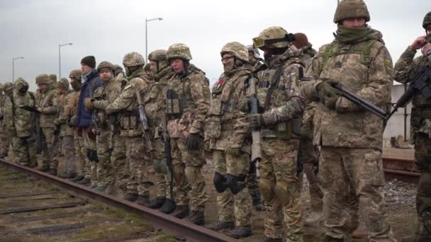 Oekraïne Kamp Van Oekraïense Reservisten Training Geval Van Russische Invasie — Stockvideo