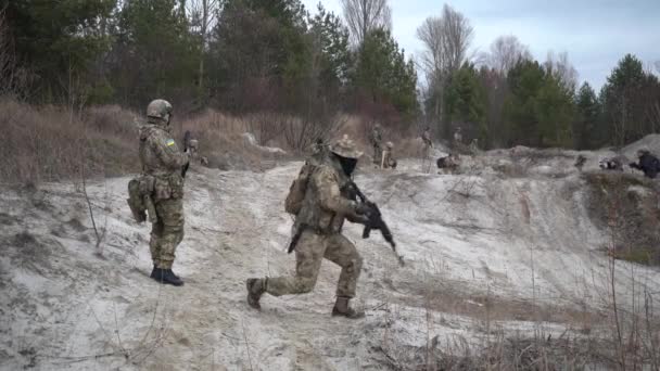 Ukrainska Frivilliga För Territoriellt Försvar Tränar För Att Motstå Ryska — Stockvideo