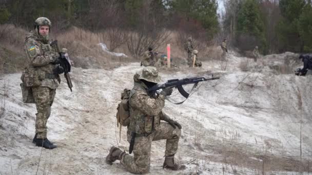 Ukraińscy Ochotnicy Obrony Terytorialnej Szkolą Się Oprzeć Rosyjskim Żołnierzom Kijów — Wideo stockowe