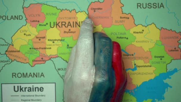 Una Mano Pintada Color Bandera Rusa Corta Mapa Ucrania Con — Vídeo de stock