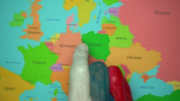 Ruka Namalovaná Barvě Ruské Vlajky Řeže Čepelí Mapu Evropy — Stock video