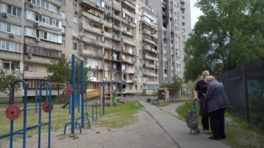 Kyiv, Ukrayna, 20 Mayıs 2022. Rus bombardımanı sonrası hasar gören Kyiv 'deki bir iskan binası..