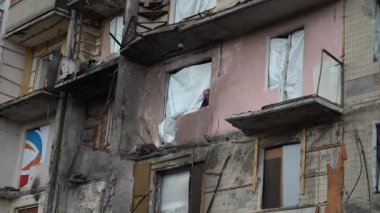 Kyiv, Ukrayna, 20 Mayıs 2022. Rus bombardımanı sonrası hasar gören Kyiv 'deki bir iskan binası..