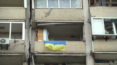 Kyiv, Ukrayna, 20 Mayıs 2022. Rus bombardımanı sonrası hasar gören Kyiv 'deki bir iskan binası..