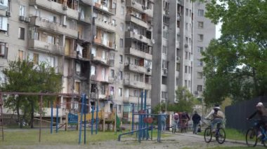 Kyiv, Ukrayna, 20 Mayıs 2022. Rus bombardımanı sonrası hasar gören Kyiv 'deki bir iskan binası..