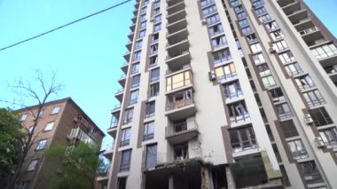 Kyiv, Ukrayna, 20 Mayıs 2022. Rus bombardımanı sonrası hasar gören Kyiv 'deki bir iskan binası..