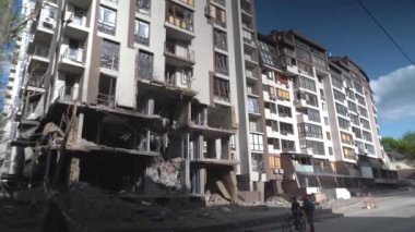 Kyiv, Ukrayna, 20 Mayıs 2022. Rus bombardımanı sonrası hasar gören Kyiv 'deki bir iskan binası..