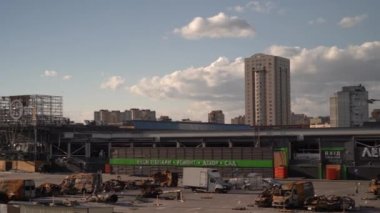 Kyiv, Ukrayna, 20 Mayıs 2022. Rus bombardımanı sonrası hasar gören Kyiv 'deki bir iskan binası..