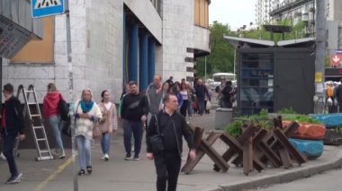 Ukrayna 2022, Lukianivska, yürüyen insanlarla dolu Kyiv Metro istasyonu  