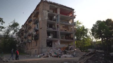 Kyiv, Ukrayna, 20 Mayıs 2022. Rus bombardımanı sonrası hasar gören Kyiv 'deki bir iskan binası..