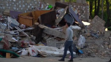 Kyiv, Ukrayna, 20 Mayıs 2022. Rus bombardımanı sonrası hasar gören Kyiv 'deki bir iskan binası..