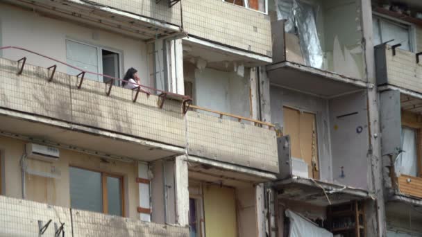 ウクライナのキエフ 2022年5月20日 キエフの住宅ビルロシアのシェルがヒットした後に特に損傷しました — ストック動画