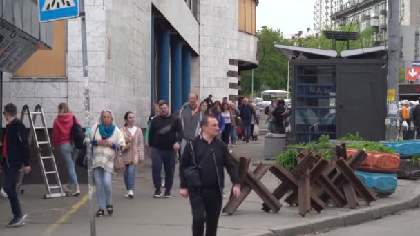 우크라이나 2022 루카니 도보하는 사람들이 키예프 지하철 — 비디오