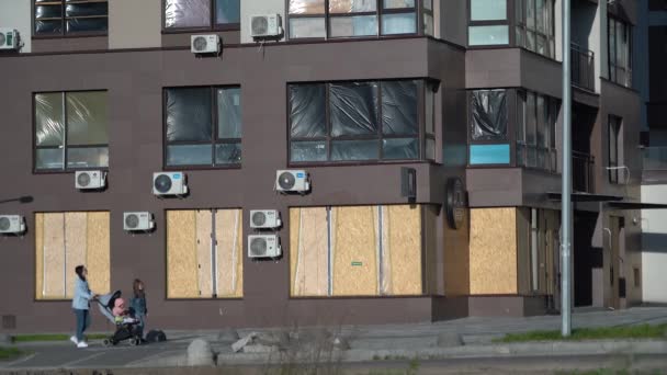 Kyjev Ukrajina Května2022 Rezidenční Budova Kyjevě Která Byla Zvláště Poškozena — Stock video