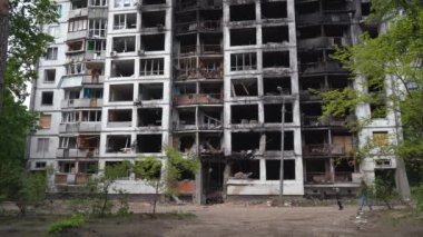 Kyiv, Ukrayna, 20 Mayıs 2022. Rus bombardımanı sonrası hasar gören Kyiv 'deki bir iskan binası..