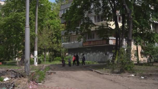 ウクライナのキエフ 2022年5月20日 キエフの住宅ビルロシアのシェルがヒットした後に特に損傷しました — ストック動画