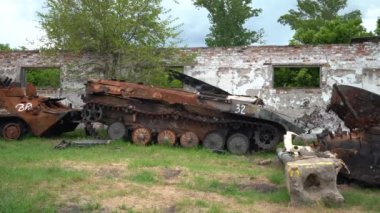 2022 Rusya 'nın Ukrayna' yı işgali, savaşta tahrip, paslanmış, yanmış tanklar 
