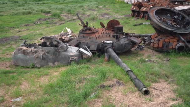 2022 Russische Invasion Der Ukraine Zerstörte Rostige Verbrannte Panzer Krieg — Stockvideo