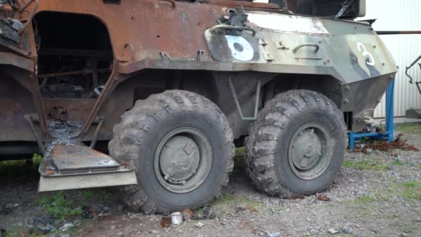 Vernietigde Roestige Verbrande Tanks Oorlog 2022 Russische Invasie Van Oekraïne — Stockvideo