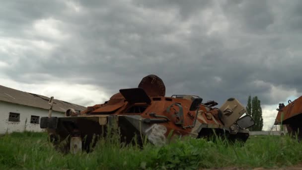 Zataženo Rezavé Vyhořelé Tanky Válce Ukrajina 2022 — Stock video