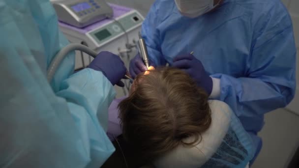 Cirujano Dentista Realiza Una Operación Colocación Implantes Una Mujer Mayor — Vídeos de Stock