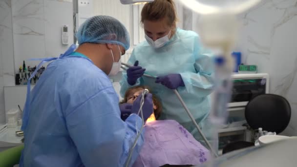 Lekarz Dentysta Wykonuje Zabieg Wszczepienia Implantu Starszej Kobiecie — Wideo stockowe