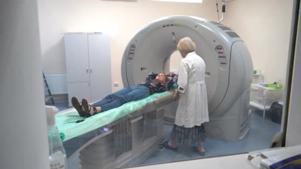 Paciente Jovem Deitada Leito Tomografia Computadorizada Ressonância Magnética Durante Exame — Vídeo de Stock