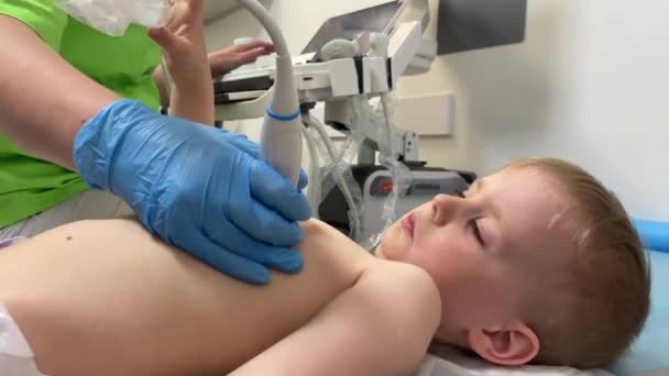 Lekarz Przeprowadza Badanie Ultrasonograficzne Serca Trzyletniego Chłopca — Wideo stockowe