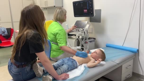 Lekarz Przeprowadza Badanie Ultrasonograficzne Serca Trzyletniego Chłopca — Wideo stockowe