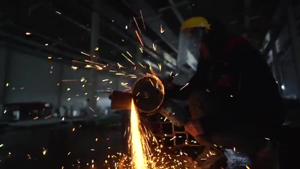 Професійний Чоловік Працює Над Різанням Металу Шліфувальною Машиною — стокове відео
