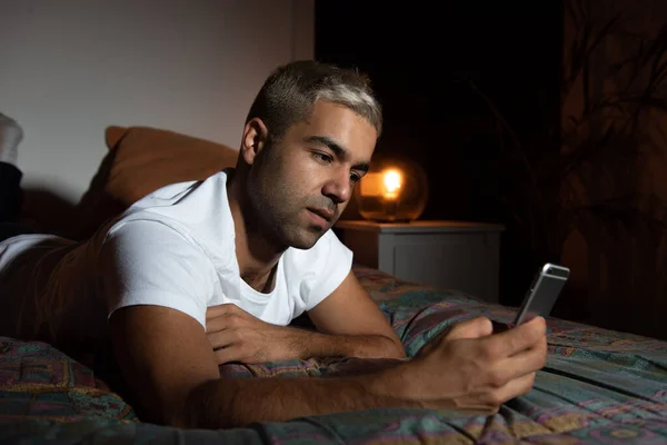 Ein Spanischer Mann Checkt Sein Handy Das Spät Der Nacht — Stockfoto