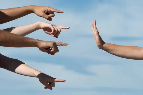 Handen Wijzend Naar Een Persoon Die Het Stop Gebaar Maakt — Stockfoto