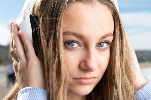 Κοντινό Πορτραίτο Όμορφης Έφηβης Που Ακούει Μουσική Ακουστικά — Φωτογραφία Αρχείου