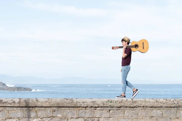 Tonårspojken Går Stenmur Och Håller Gitarr Försöker Lite Inspiration — Stockfoto