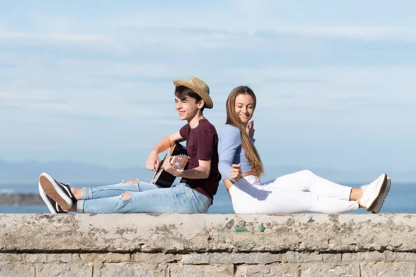 Teenager Couple Playing Music Singing Outdoors Coastline — Stock Photo, Image