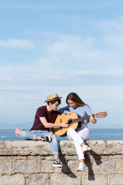 Ragazzo Adolescente Che Insegna Alla Ragazza Suonare Chitarra All Aperto — Foto Stock