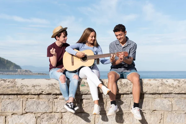 Group Multiethnic Teenagers Singing Playing Guitar Sitting Seaside — Stock Photo, Image