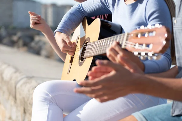 Primo Piano Una Chitarrista Donna Suo Amico Applaudire — Foto Stock