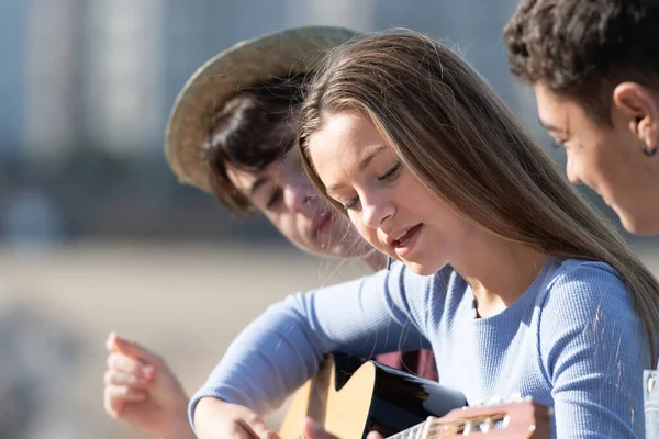 Primo Piano Ritratto Bella Adolescente Che Suona Chitarra Canta All — Foto Stock