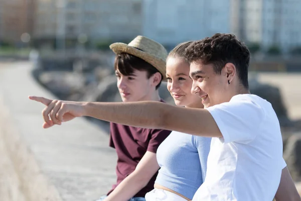 Tre Multietniska Tonåringar Vänner Tittar Och Pekar Riktning Utomhus — Stockfoto