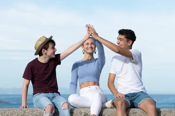 Gruppe Fröhlicher Teenager Die Ihre Hände Zusammenlegen Teamwork Und Zusammengehörigkeitskonzept — Stockfoto