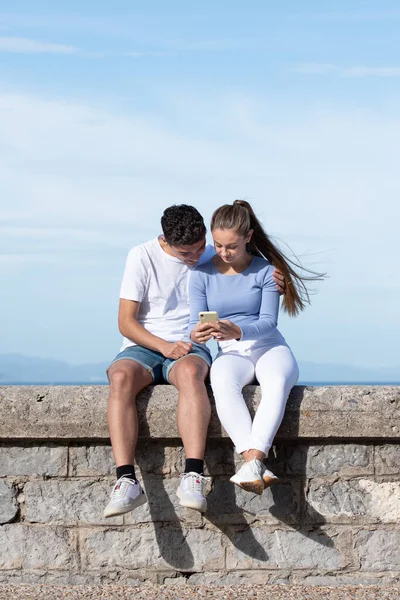 Romantische Tiener Paar Knuffelen Zoek Naar Een Telefoon — Stockfoto