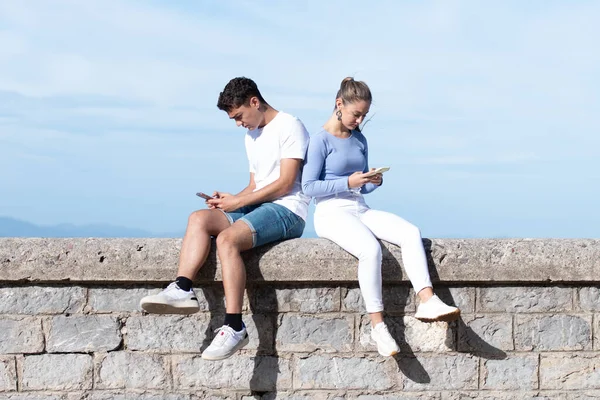 Trauriges Teenager Paar Konzentrierte Sich Auf Seine Telefone Die Auf — Stockfoto