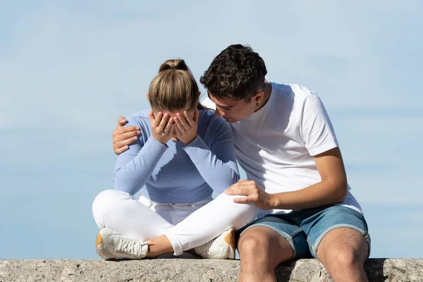 Tiener Jongen Troosten Zijn Depressieve Vriendin — Stockfoto